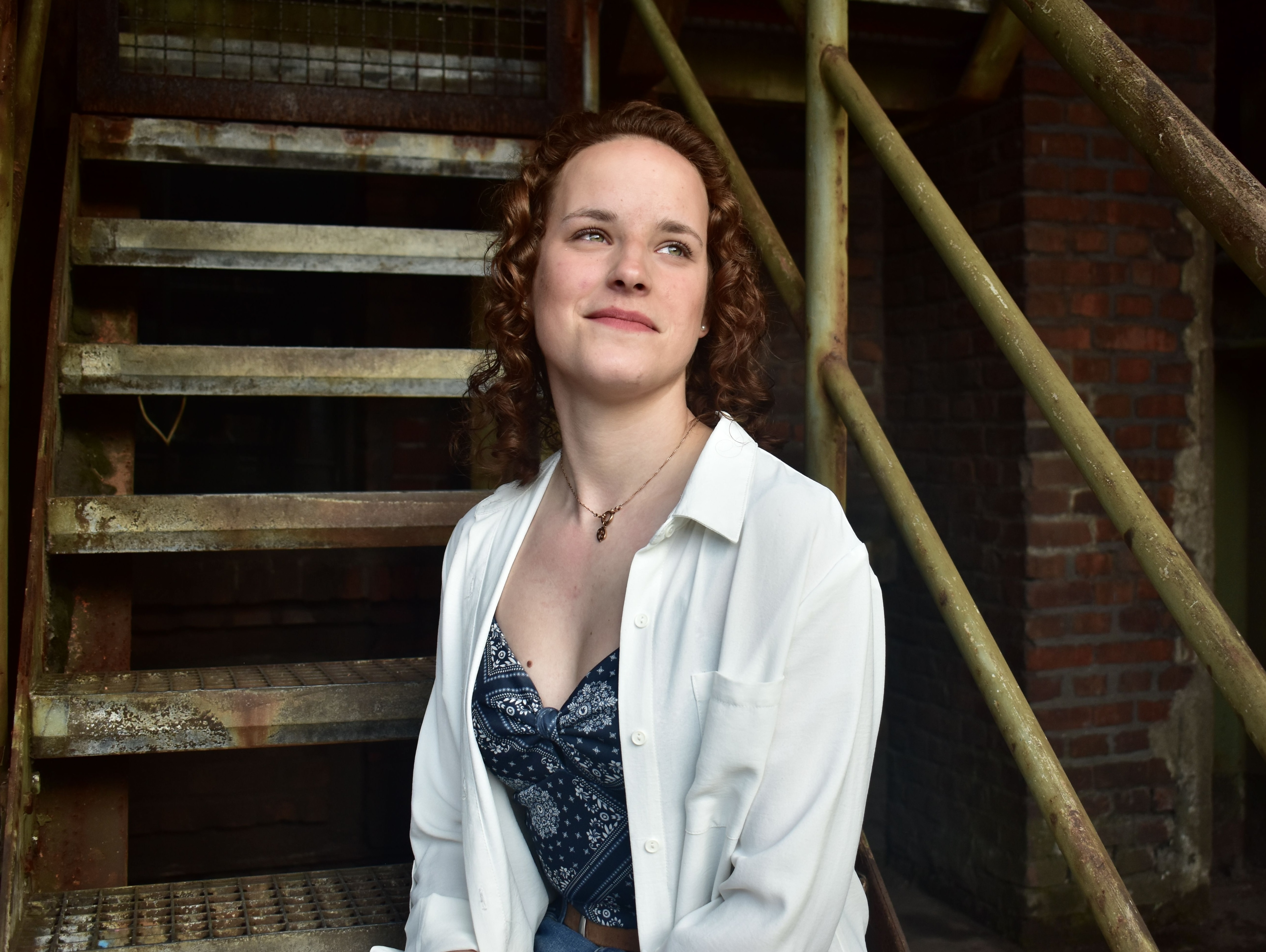 Portrait vor einer industriellen Kulisse